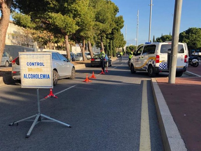 Agentes de la Unidad Motorizada de la Policía Local de Palma realizando un control de vehículos en el camino de Jesús