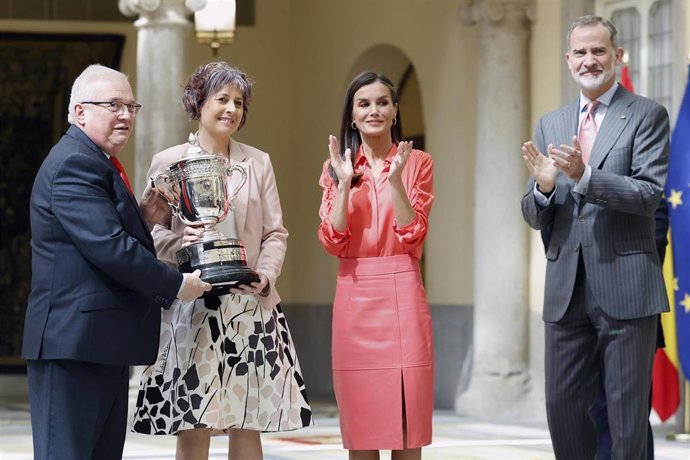 La consejera de Cultura y Deporte de Navarra, Rebeca Esnaola, y director gerente del Instituto Navarro del Deporte, Miguel Ángel Pozueta, junto a las Reyes.