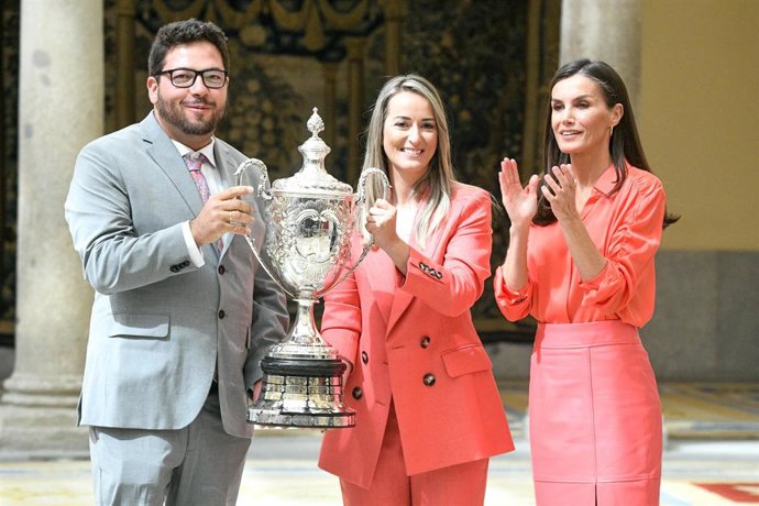 La Reina Letizia entrega la Copa Barón de Güell al equipo mixto de tiro olímpico, formado por Fátima Gálvez y Alberto Fernández, durante los Premios Nacionales del Deporte en Palacio Real de El Pardo.