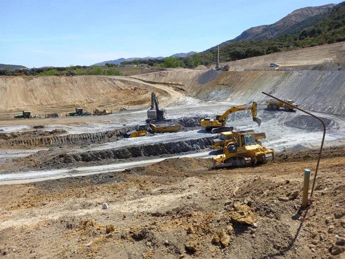 Construcción de balsa para regantes de Llano de Zafarraya.