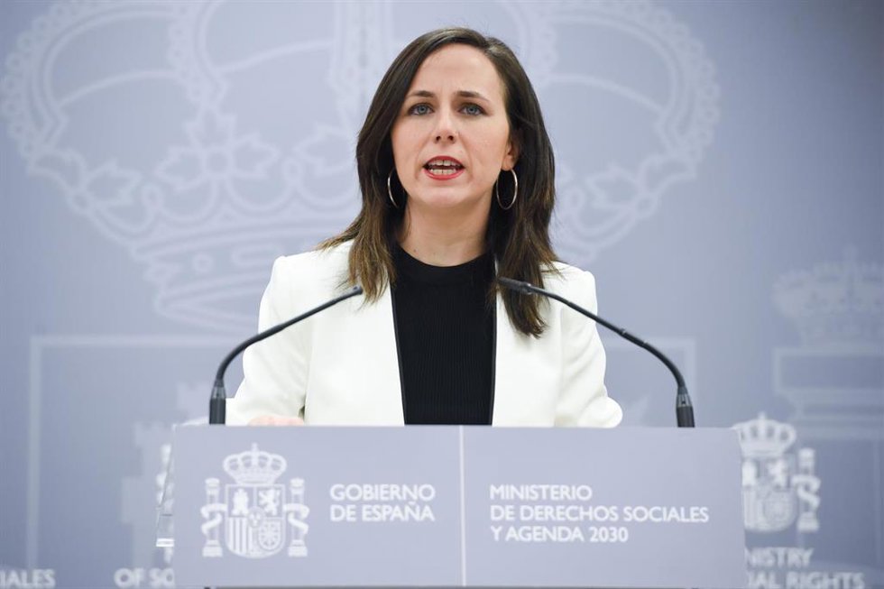 La secretaria general de Podemos y ministra de Derechos Sociales y Agenda 2030, Ione Belarra, ofrece una rueda de prensa por la ley de la vivienda, en el Ministerio de Derechos Sociales y Agenda 2030, a 14 de abril de 2023, en Madrid (España). 