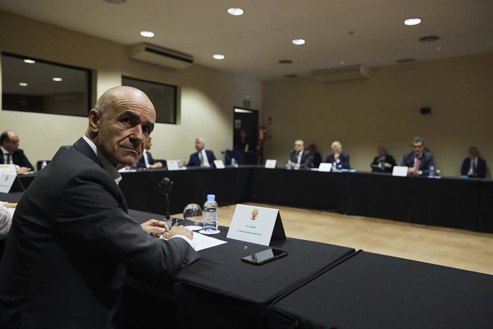 Archivo - El Alcalde de Sevilla, Antonio Muñoz, durante la reunión de la Junta de Andalucía y el Gobierno de España para abordar el futuro de la multinacional Abengoa en el Palacio de Congresos, en julio del pasado año.
