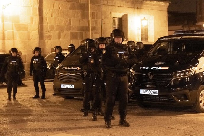 Archivo - Agentes de la Policía Nacional en el Oviedo Antiguo.