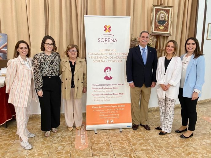Sánchez y Viso (centro), durante la visita al CDP Sopeña Córdoba.