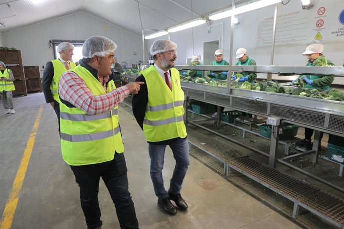 El presidente del Gobierno de Aragón, Javier Lambán, ha visitado la empresa Actiture.