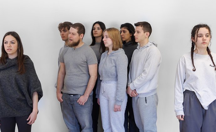 Archivo - Estudiantes que integran el reparto de 'Injusta justicia', en uno de los ensayos.