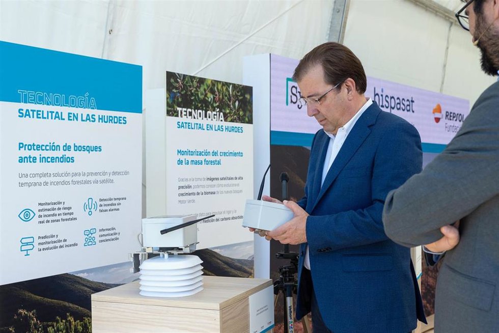 Fernández Vara, con uno de los sistemas que se utilizarán para controlar el desarrollo de los bosques y prevenir incendios.