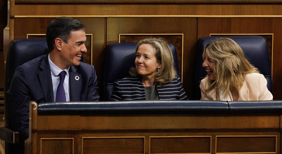 (I-D) El presidente del Gobierno, Pedro Sánchez; la vicepresidenta primera y ministra de Asuntos Económicos y Transformación Digital, Nadia Calviño y la vicepresidenta segunda y ministra de Trabajo y Economía Social, Yolanda Díaz