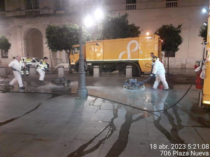 Equipos de Lipasam retirando cera en la Plaza Nueva de Sevilla.