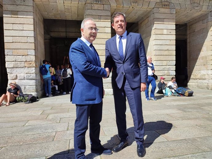 El alcalde de Santiago de Compostela, Xosé Sánchez Bugallo, con el delegado del Gobierno en Galicia, José Ramón Gómez Besteiro