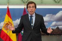 Almeida promete rebajar el IBI al mínimo legal y un 25% el ICIO junto a incentivos fiscales de eficiencia energética