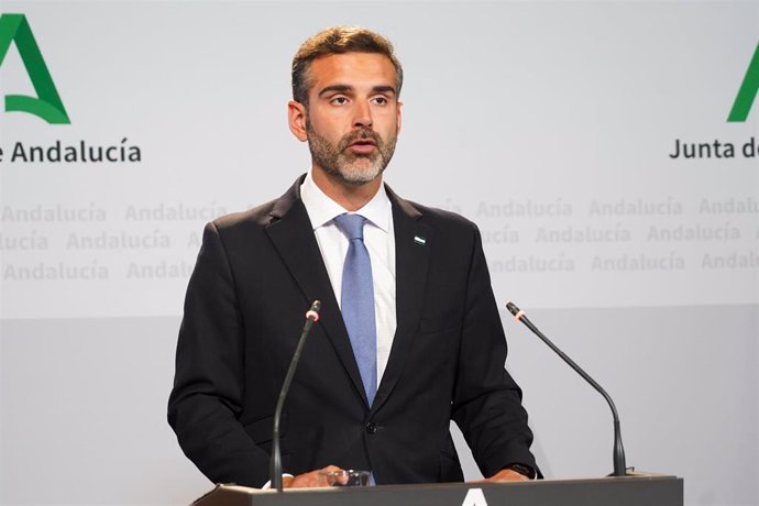 El consejero de Sostenibilidad, Medio Ambiente y Economía Azul y portavoz del Gobierno, Ramón Fernández Pacheco, en la rueda de prensa posterior al Consejo de Gobierno andaluz en el Palacio de San Telmo, a 18 de abril de 2023 en Sevilla (Andalucía, Espa