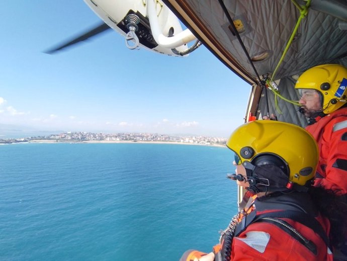 El helicóptero del Gobierno de Cantabria busca al marinero desaparecido en el 'Vilaboa Uno'