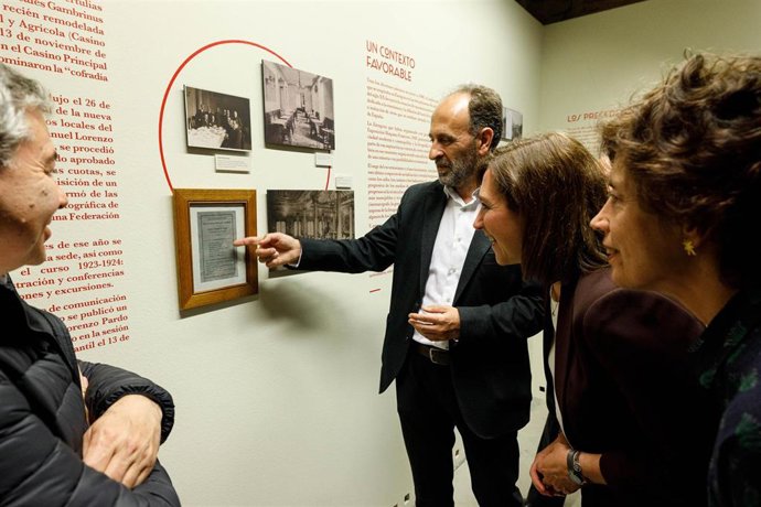 El presidente de la RSFZ, Ignacio García, junto con el comisario, Juan Carlos Lozano y la vicealcaldesa, Sara Fernández