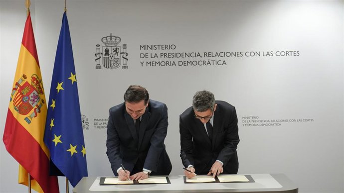 El ministro de Asuntos Exteriores, José Manuel Albares, y el ministro de la Presidencia, Félix Bolaños, firman un acuerdo interministerial