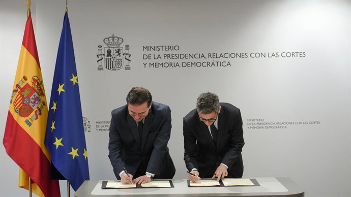 El ministro de Asuntos Exteriores, José Manuel Albares, y el ministro de la Presidencia, Félix Bolaños, firman un acuerdo interministerial