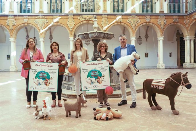 Autoridades en la presentación del 'Urban Knitting' de Iznájar.