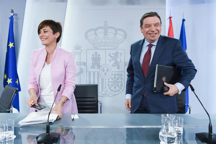 La ministra Portavoz, Isabel Rodríguez y el ministro de Agricultura, Pesca y Alimentación, Luis Planas, durante una rueda de prensa posterior a una reunión del Consejo de Ministros, en el Palacio de la Moncloa, a 18 de abril de 2023, en Madrid (España). 