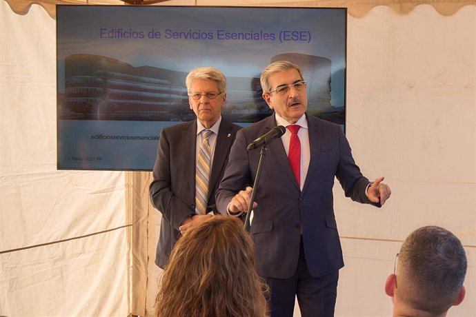 El vicepresidente del Gobierno de Canarias, Román Rodríguez, en la presentación del proyecto de edificios de servicios esenciales