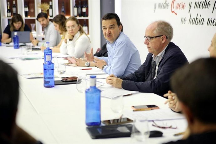 E consejero de Agricultura, Agua y Desarrollo Rural, Francisco Martínez Arroyo, en el Comité de Dirección celebrado en La Solana.