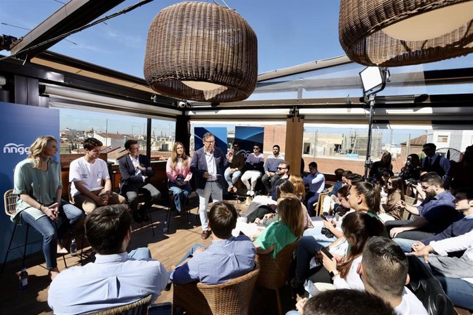 El secretario general del PP de Madrid, Alfonso Serrano, participa en un acto sobre Vivienda con el presidente del partido, Alberto Núñez Feijóo.