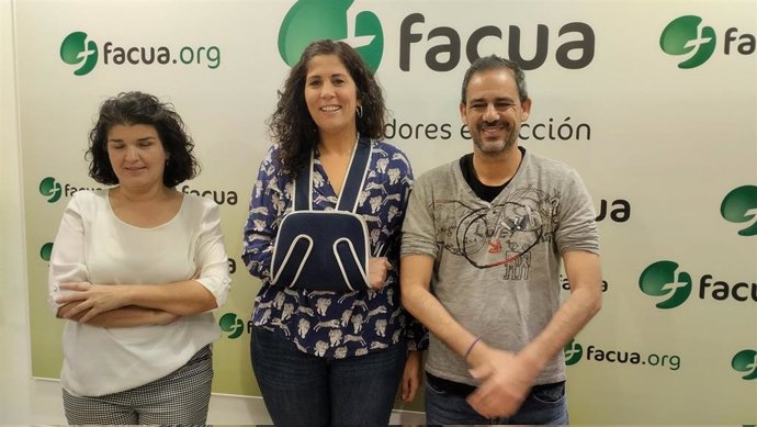 Sandra Heredia, candidata de Adelante Andalucía a la Alcaldía de Sevilla, con la presidenta y el secretario general de Facua Sevilla, Rocío Algeciras y Jordi Castilla, respectivamente.