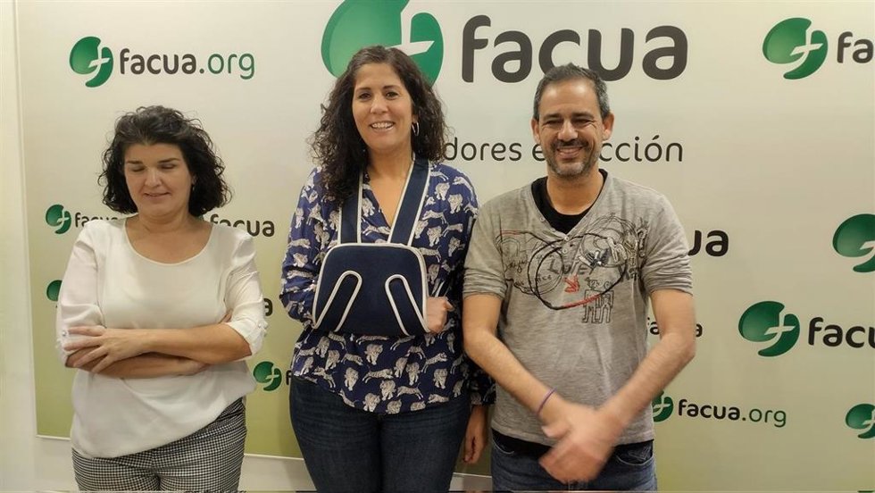 Sandra Heredia, candidata de Adelante Andalucía a la Alcaldía de Sevilla, con la presidenta y el secretario general de Facua Sevilla, Rocío Algeciras y Jordi Castilla, respectivamente.