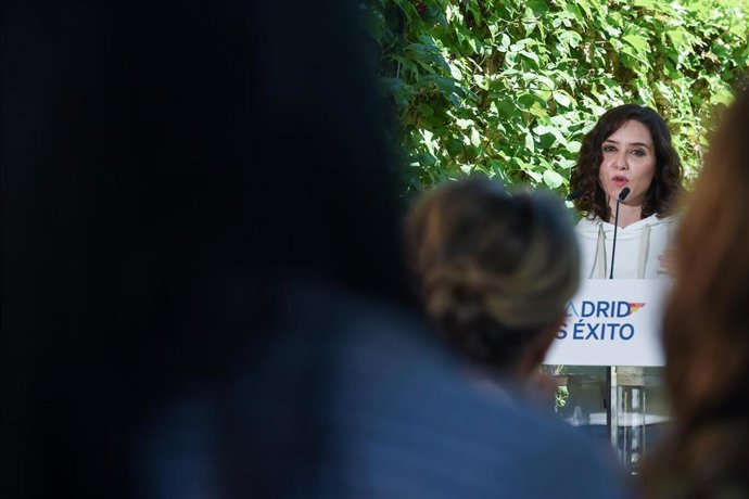 La presidenta de la Comunidad de Madrid y del Partido Popular de Madrid, Isabel Díaz Ayuso, interviene durante su visita la localidad de Ciempozuelos, a 17 de abril de 2023, en Ciempozuelos, Madrid (España). Durante su visita a Ciempozuelos, Ayuso ha vi