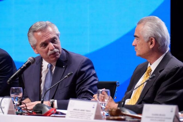 El Presidente de Argentina, Alberto Fernández (izquierda), junto al Secretario Ejecutivo de la CEPAL, José Manuel Salazar-Xirinachs (foto: archivo CEPAL).