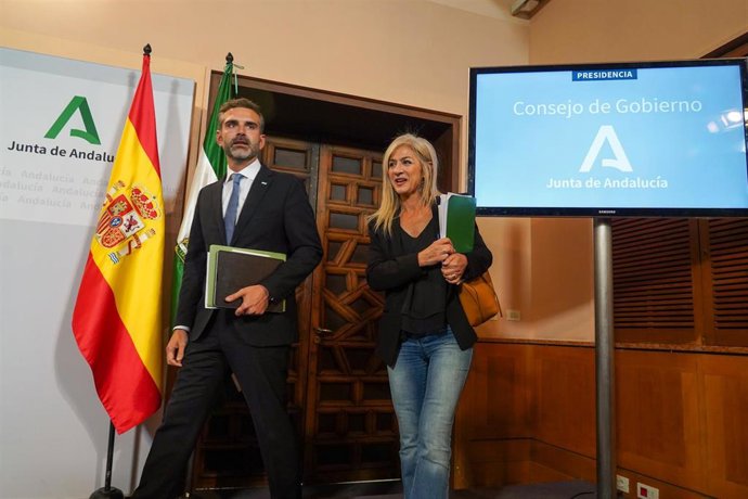 El consejero de Sostenibilidad, Medio Ambiente y Economía Azul y portavoz del Gobierno, Ramón Fernández Pacheco, y la consejera de Desarrollo Educativo y Formación Profesional, Patricia del Pozo, a su llegada a la rueda de prensa posterior al Consejo de