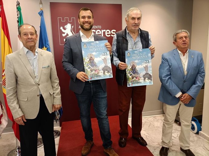El alcalde de Cáceres, Luis Salaya, y el mayordomo de la Cofradía de la Montaña, Juan Carlos Fernández, en el medio, tras la presentación del Novenario de la Virgen