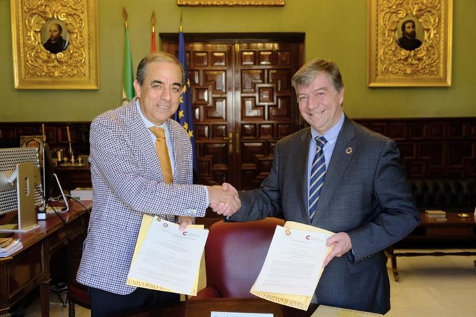 De izquierda a derecha, el rector de la US, Miguel Ángel Castro, y el director de la Fundación Carolina, José Antonio Sanahuja.