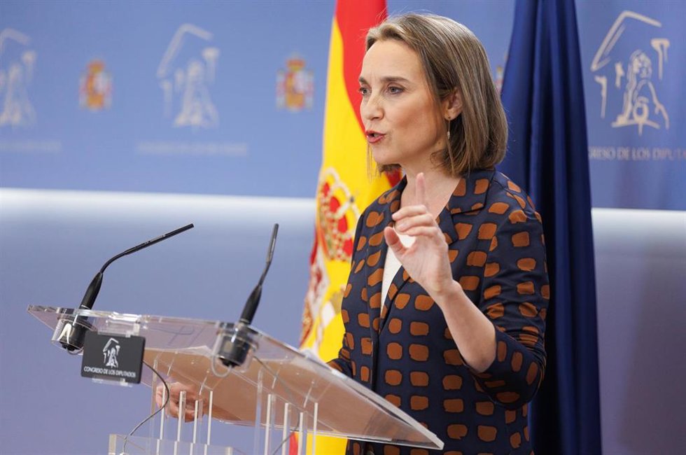 La portavoz del PP en el Congreso, Cuca Gamarra, interviene durante una rueda de prensa posterior a la reunión de la Junta de Portavoces, en el Congreso de los Diputados, a 18 de abril de 2023, en Madrid (España).