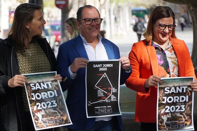 La vicepresidenta del Consell de Mallorca y consellera de Cultura, Patrimonio y Política Lingüística, Bel Busquets (d), junto a otras personalidades durante la presentación de las actividades por Sant Jordi 2023.