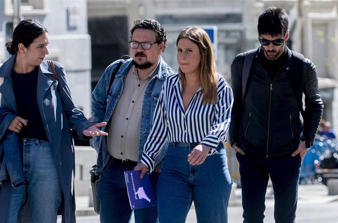 La  portavoz de Podemos y candidata a la Presidencia de la Comunidad de Madrid, Alejandra Jacinto, ofrece declaraciones a la prensa, en la plaza de las Cortes, a 12 de abril de 2023, en Madrid (España).