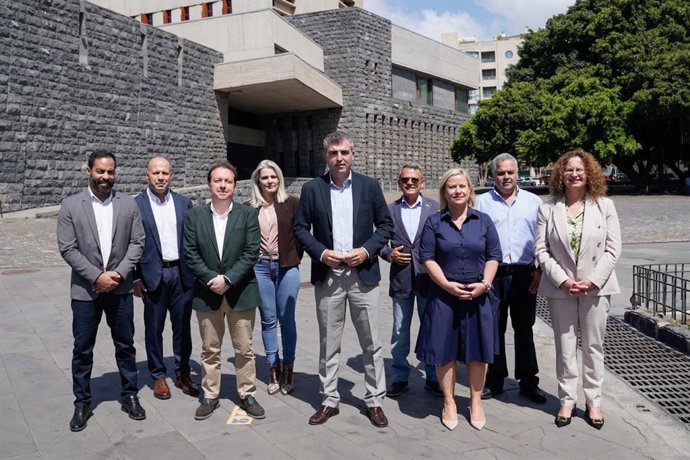 El presidente del PP de Canarias, Manuel Domínguez, junto a la lista regional al Parlamento