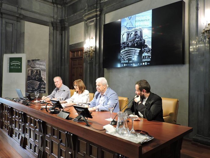 El alcalde de Santiponce, Justo Delgado, anuncia el galardón de honor para el actor José Sacristán en los Premios Nacionales Juan Mayorga, en un acto celebrado en la Casa de la Provincia.