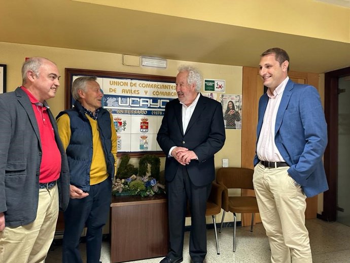 El canditado de Foro a la Presidencia del Principado, Adrián Pumares, se reúne con comerciantes y miembros de Foro en Avilés