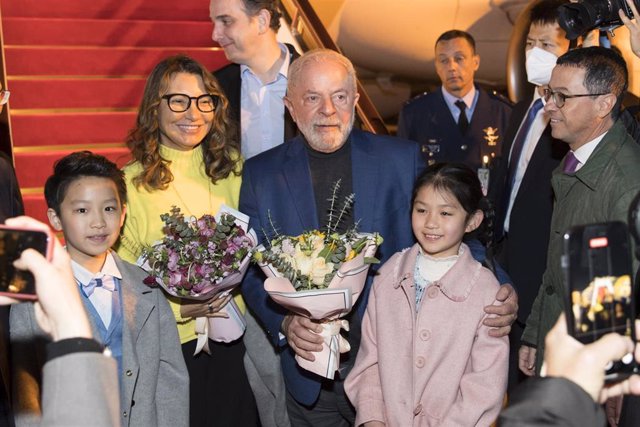 El presidente brasileño, Luiz Inácio Lula da Silva, y su esposa 'Janja', a su llegada a Shanghai.