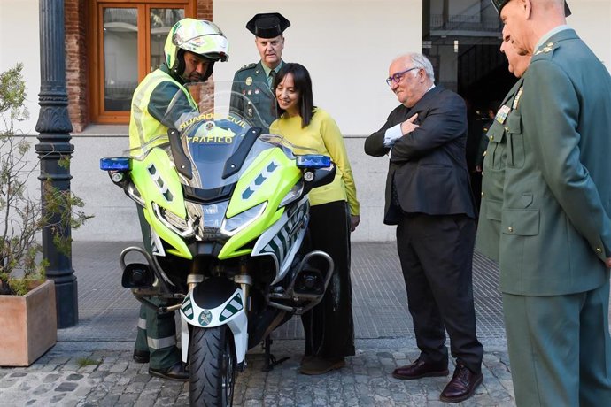 La nueva directora de la Guardia Civil, Mercedes González (3i), y el director General de Tráfico, Pere Navarro (2d),