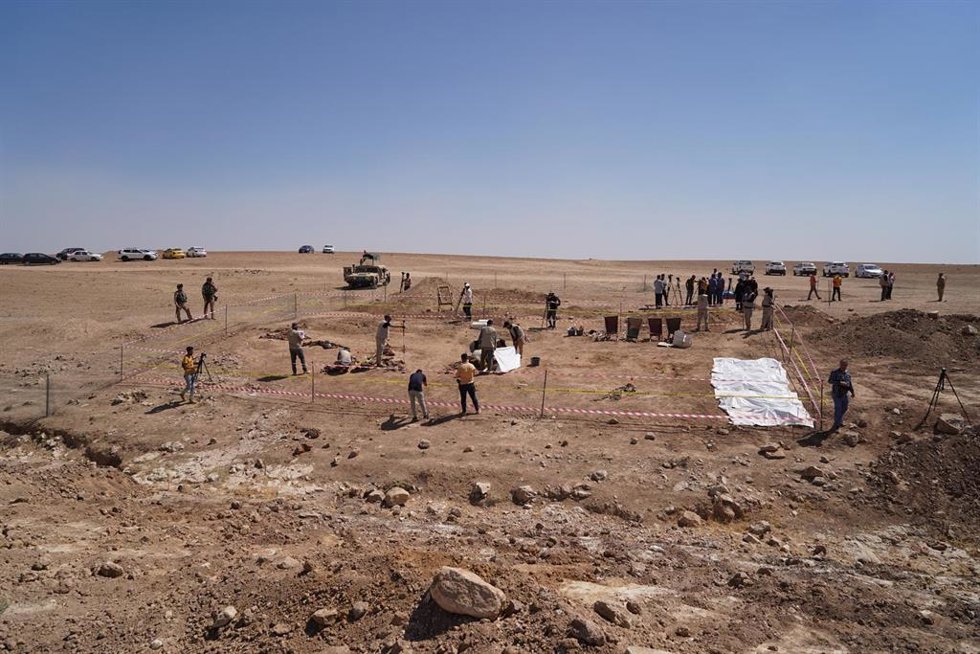 Archivo - Imagen de archivo de la exhumación de restos de víctimas de Estado ?lslámico en Irak.