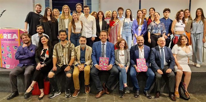 Barrionuevo, en el centro, con los ganadores del certamen 'Crea SVQ Joven 22'.