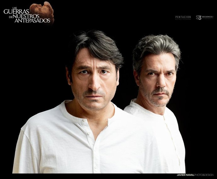 Archivo - Los actores Carmelo Gómez y Miguel Hermoso en la obra 'Las guerras de nuestros antepasados'.
