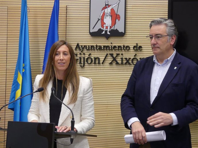 La portavoz del Partido Popular en el Ayuntamiento de Gijón y candidata a la Alcaldía, Ángela Pumariega, el presidente del PP de Gijón y diputado autonómico, Pablo González, en rueda de prensa en el Ayuntamiento gijonés