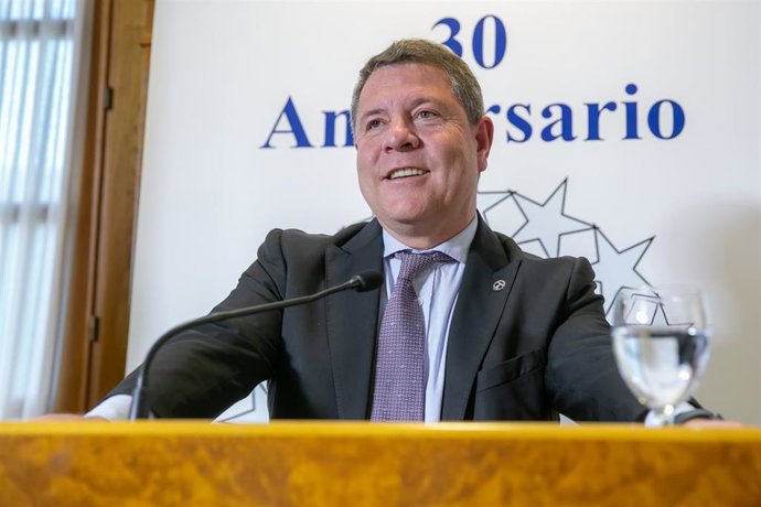 El presidente regional, Emiliano García-Page, en Manzanares, en la entrega del Premio a la Mejor Labor Humanitaria para la ONG SOLMAN que organiza la Asociación Tertulia XV.