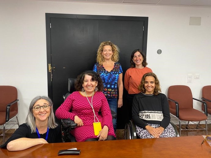 Representantes de Aspaym reunidas con directivas del IB-Salut para reclamar una mejora en la accesibilidad para las consultas ginecológicas de las mujeres con movilidad reducida.