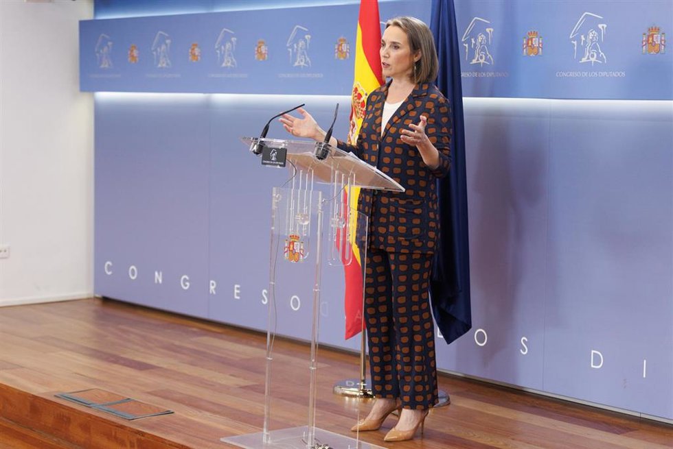 La portavoz del PP en el Congreso, Cuca Gamarra, en una rueda de prensa en el Congreso