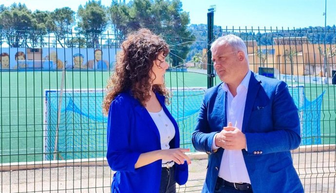 La candidata de MÉS per Alaró a la alcaldía, Aina Sastre, y el candidato de MÉS al Consell de Mallorca, Jaume Alzamora, en el Camp Municipal d'Esports