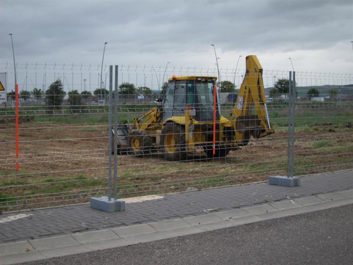 Una excavadora realiza movimientos de tierras para la urbanización de unos terrenos en Córdoba.