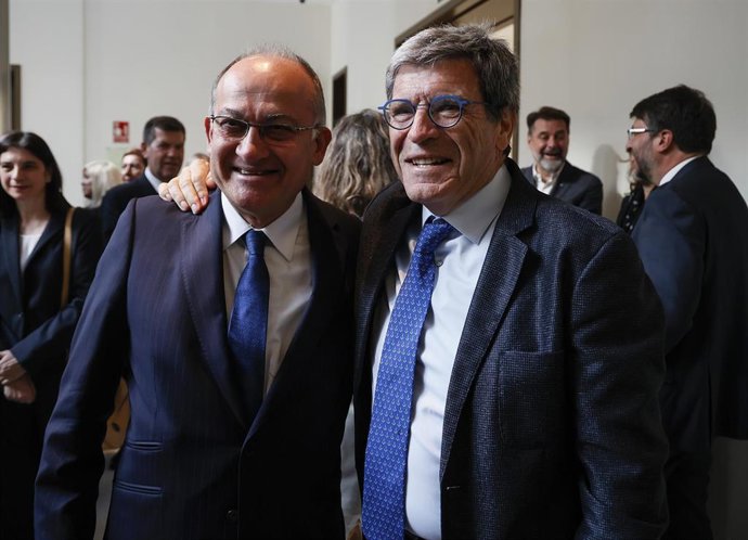 El presidente de la Autoridad Portuaria de Valencia, Joan Calabuig (i), en la toma posesión de su cargo, junto a su predecesor, Aurelio Martínez (d), en el edificio del Reloj del Puerto de Valencia, a 18 de abril de 2023, en Valencia